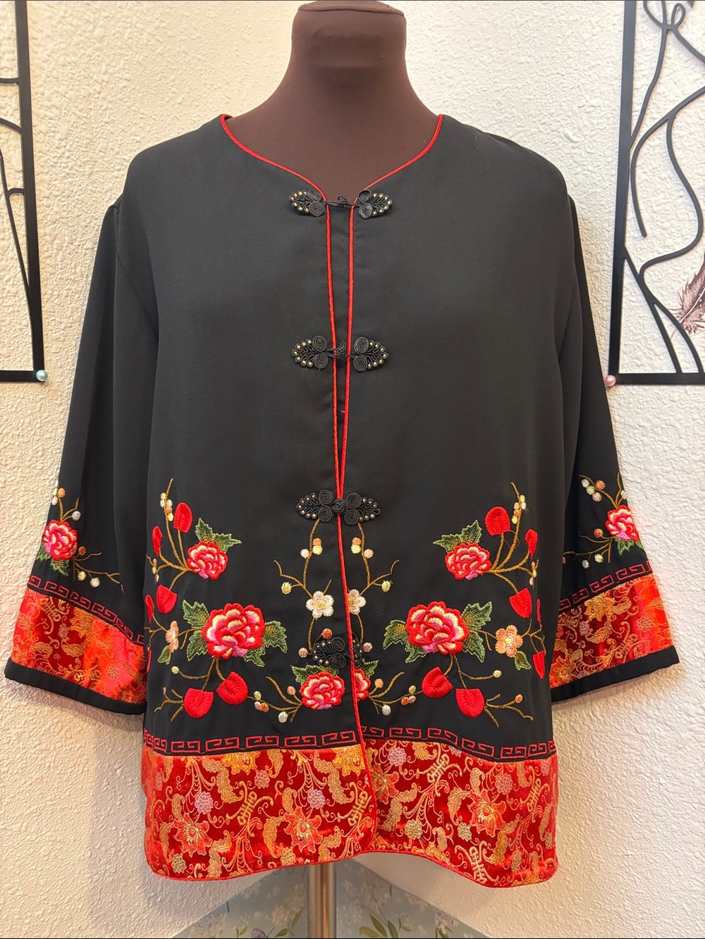 Vintage 1990’s Richness Fashion black and red floral mandarin jacket. Size 1X.